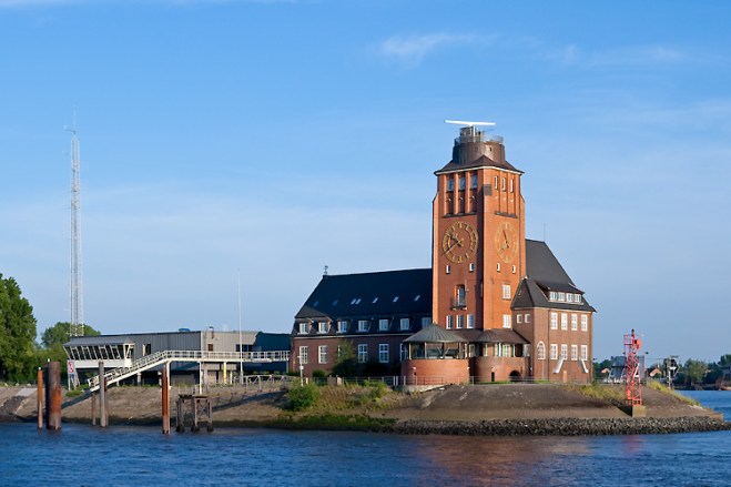Die Lotsenstation auf dem Seemannshöft in Hamburg-Waltershof ist ein 1913–14 errichteter Klinkerbau mit dominantem, 24 m hohem Signal- und Beobachtungsturm des Architekten Fritz Schumacher. 1960 wurde östlich des Gebäudes eine Erweiterung gebaut. In der Lotsenstation sind neben den Hafenlotsen der Schiffsmeldedienst und die nautische Zentrale untergebracht. Vor dem Lotsenhaus an der äußersten Spitze der Landzunge steht das Leuchtfeuer Seemannshöft als Einfahrtsfeuer für den Köhlfleet.